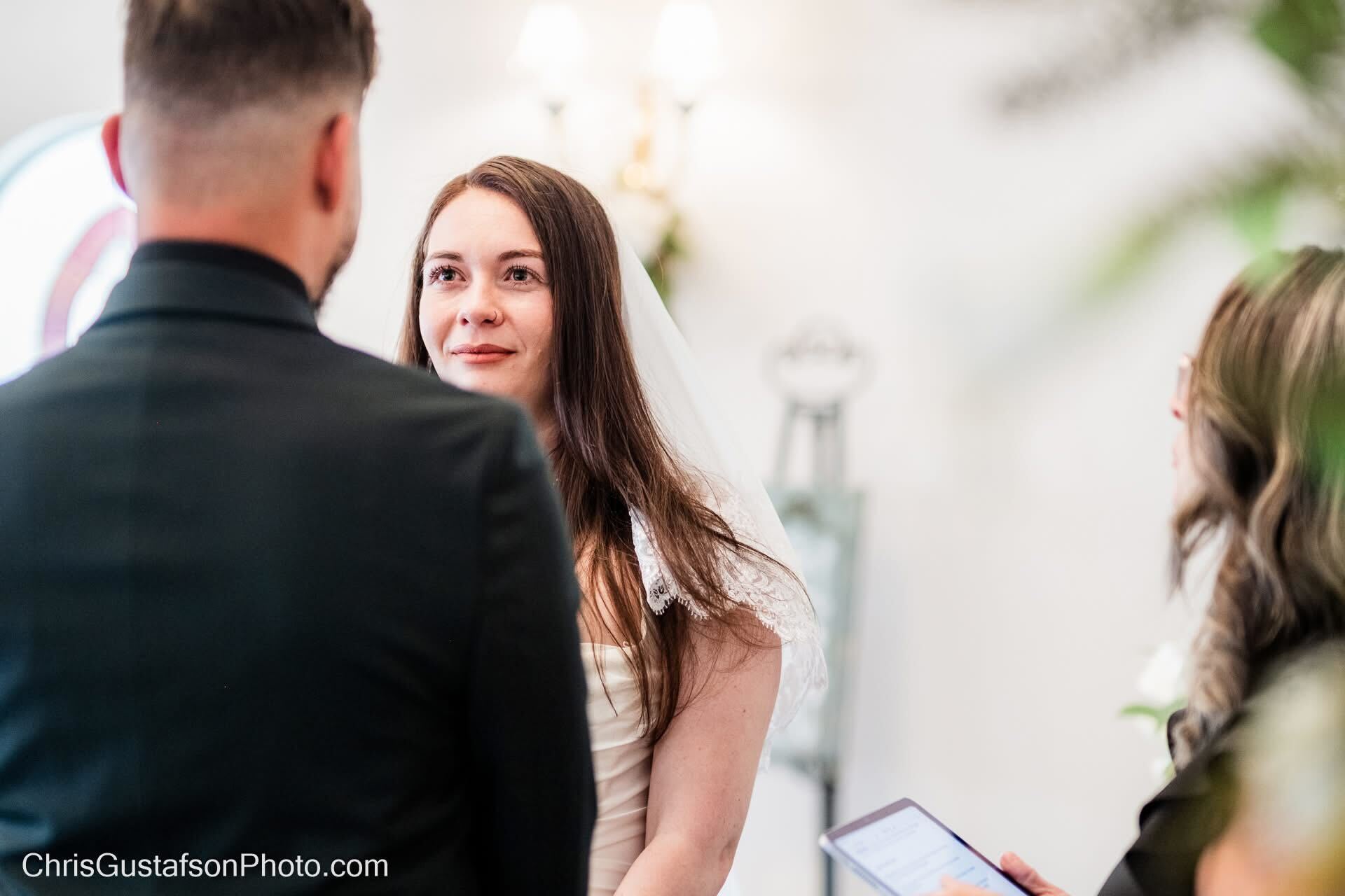 Florida wedding officiant performing a sample wedding ceremony for a couple at an outdoor Orlando venue